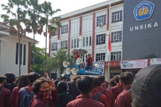 Mahasiswa Unsika Unjuk...