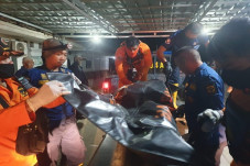 Perahu Terbalik Digulung...