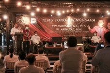 Dihadapan Para Pengusaha,...