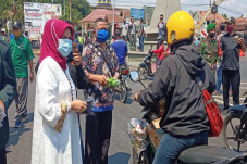 Bagikan Masker, Kontestan...