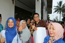 Amak-amak Antusias dengan...