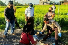 Bikin Pondasi, Tukang...