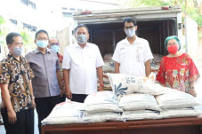 4.298 Ton Beras Disalurkan...