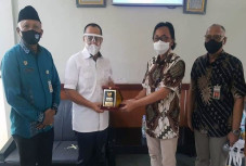 Bupati Zahir Gandeng...