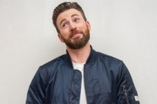 Heboh Chris Evans Unggah...