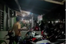 3 Oknum Brimob Keroyok...