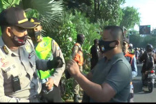 Razia Masker di Surabaya,...