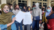 Emak-emak Korban Penipuan...