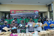 Polres Jakbar Musnahkan...