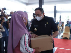 Dodi Reza Serahkan Bantuan...