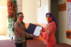 Kepala BKKBN Anugerahkan...