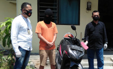 Pemuda Ini Gadaikan...