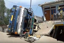 Rem Blong, Truk Tabrak...