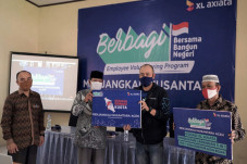 Karyawan XL Axiata Berbagi...