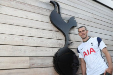 Resmi Pulang ke Tottenham,...