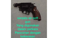 Modal Softgun, Dua Pecandu...