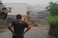 Banjir Bandang Terjang...