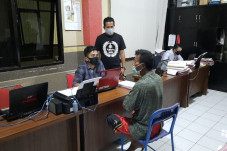 Pria Ini Tabrak Gerbang...
