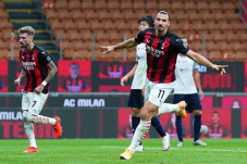 Pelatih Bologna Iri...