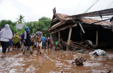 Banjir dan Longsor Terjang...
