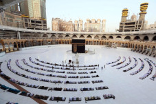 Saudi Buka Umrah Bertahap,...