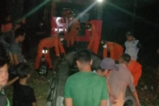 Asyik Berenang di Sungai...
