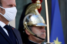 Macron pada Rusia: Beri...