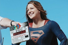 Supergirl Gantung Jubah,...