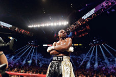 Mayweather Tak Serius...