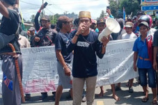 Bawa Sajam saat Demo,...