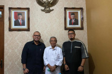 Masuk Tim Pengacara...