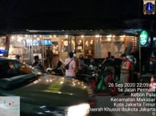 Layani Pengunjung Makan...
