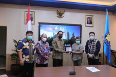 Kemenkes Serahkan Bantuan...