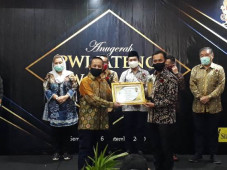 PWI Jateng Serahkan...