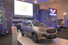 Mobil SUV Terbakar,...