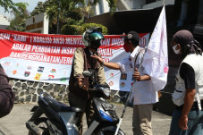 Ratusan Massa Hadang...