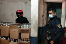 Ratusan Botol Minuman...