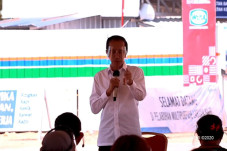Bagikan Bantuan Modal...