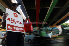 Karyawan Pizza Hut Jualan...