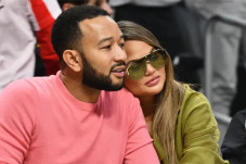 Chrissy Teigen dan John...