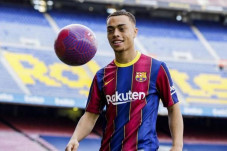 Resmi Gabung Barcelona,...
