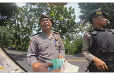 Enak Sekali, 2 Oknum...