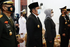Gubernur Herman Deru...