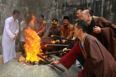Api Abadi Mrapen Padam,...