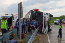 Bus Terguling di Jalan...
