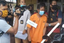 Keluarga Ngamuk, Prarekonstruksi...