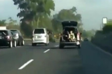 Viral, Pemuda Buka Pintu...
