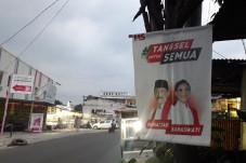 Dipaku di Pohon, 3 Truk...