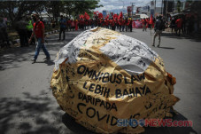 Tolak UU Cipta Kerja,...