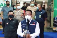 Ridwan Kamil Seragamkan...